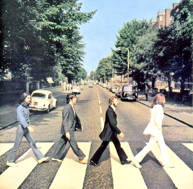 Recuerda, como peatón debes cruzar SIEMPRE por el paso de peatones, respetando el semáforo si lo hay, sin prisa pero sin detenerte.

Asegúrate de que lo puedes hacer con seguridad, y antes de cruzar mira a ambos lados.

Cada vez que cruzas, te puedes jugar mucho.