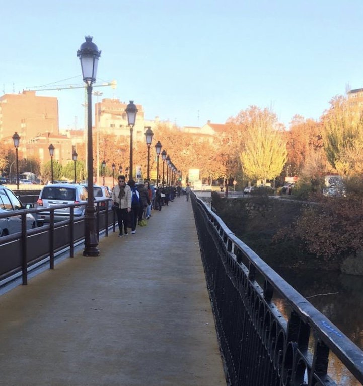 SansonHumor's tweet photo. Puente Mayor de Valladolid. Primera helada del otoño. El vecindario camina en fila india sobre el borde de la moderna y recién colocada superficie anti deslizante. No hay más preguntas, señoría. https://t.co/VifBNxUSGm