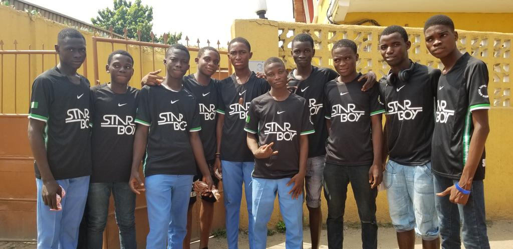 OtunbaOlojuAnu1's tweet image. Went to meet up with someone and saw this sight. The love out there on the streets and among students
 is infectious and massive.@wizkidayo