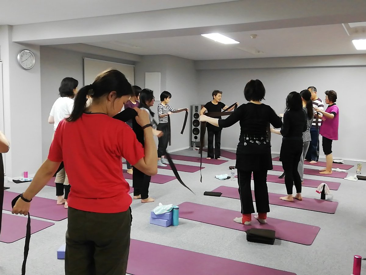 Jr茨木駅前 ヨガスタジオreborn V Twitter 水曜ナイト 肩こり解消 たすき掛けプログラム みんな 今から縛られます リボーン 茨木ヨガ 肩こり解消