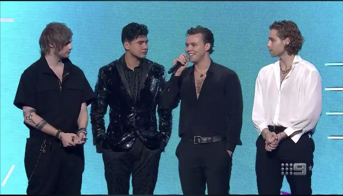xcselfish's tweet photo. calum’s dad standing up to cheer his son when 5sos won an aria is the cutest thing ever. it’s the kind of love and affection calum deserves💗 https://t.co/Gy9tJ5aAfy