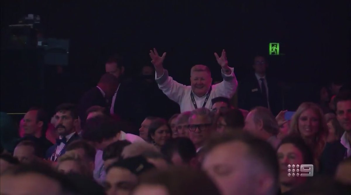 xcselfish's tweet photo. calum’s dad standing up to cheer his son when 5sos won an aria is the cutest thing ever. it’s the kind of love and affection calum deserves💗 https://t.co/Gy9tJ5aAfy