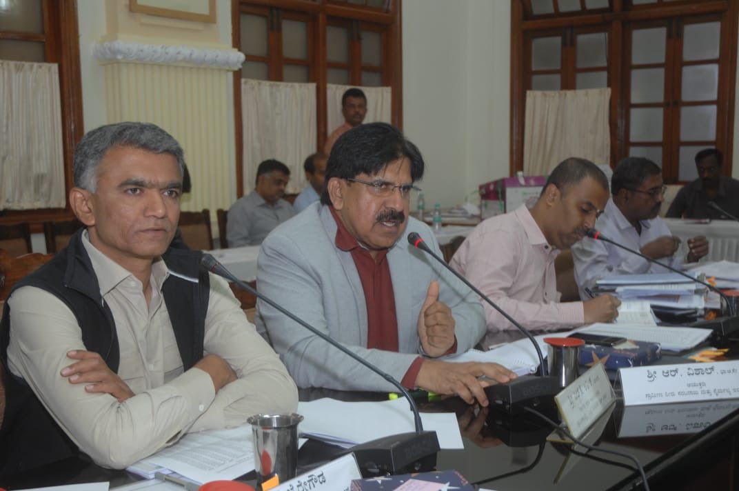 krishnabgowda's tweet photo. Conducted a routine status review meeting with all the district CEO's via Video Conference.
Briefed officers about grants of Rs. 1700 Cr allocated for drinking water to ensure no shortage of drinking water in state. (1/2) https://t.co/Fi05b0SE9B
