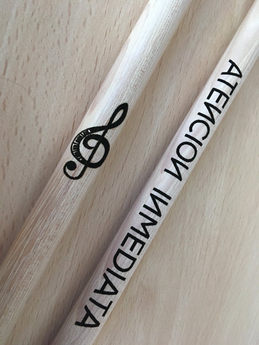 Baquetas para batería personalizadas con diseños, texto personalizado y dibujos #vicfirth #drumsticks #clavedesol #design #music #baquetas #baquetaspersonalizadas Para mas info: tallerventus.com/baquetas-perso…