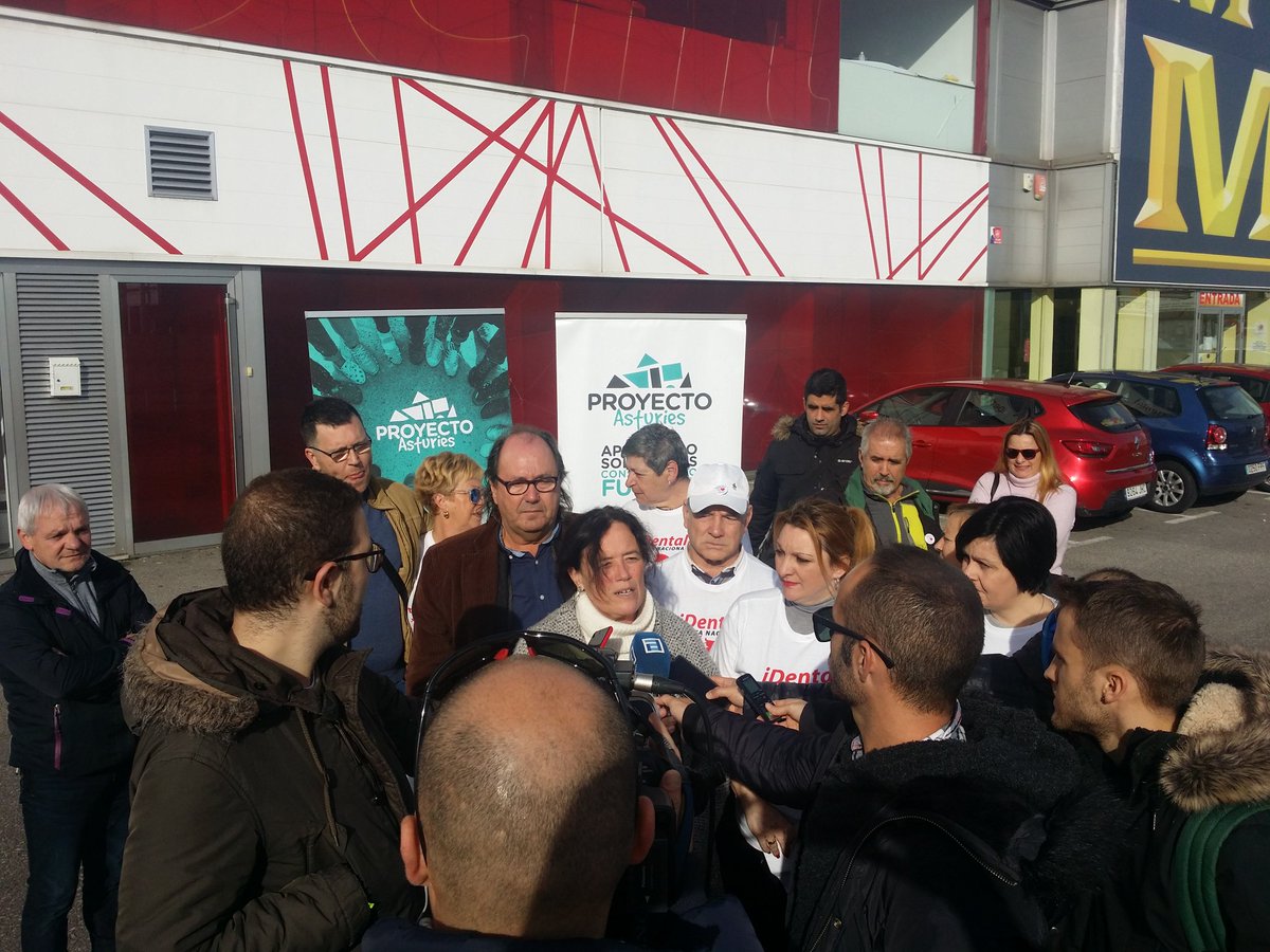 PodemosXixon's tweet photo. Delante de la clínica iDental de Xixón, donde se cometió parte de la mayor estafa en la salud bucodental de Europa, entregando el premio 12 lluches (1.000 €) del mes de noviembre a las Plataforma de afectadas y afectados de Asturies | #iDental #Eatafa #iDentalEstafaNacional https://t.co/PlTOHGJQHv