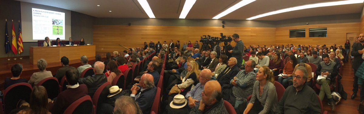 GVAportaveu's tweet photo. .@monicaoltra “Tot i el merescut reconeixement que fem a les generacions passades, el que fem hui és una aposta per les generacions presents i, sobretot, futures. Perquè el #PAT aposta per la terra i el futur. El camp no existeix sense les persones que el saben treballar” https://t.co/FStmw177yB