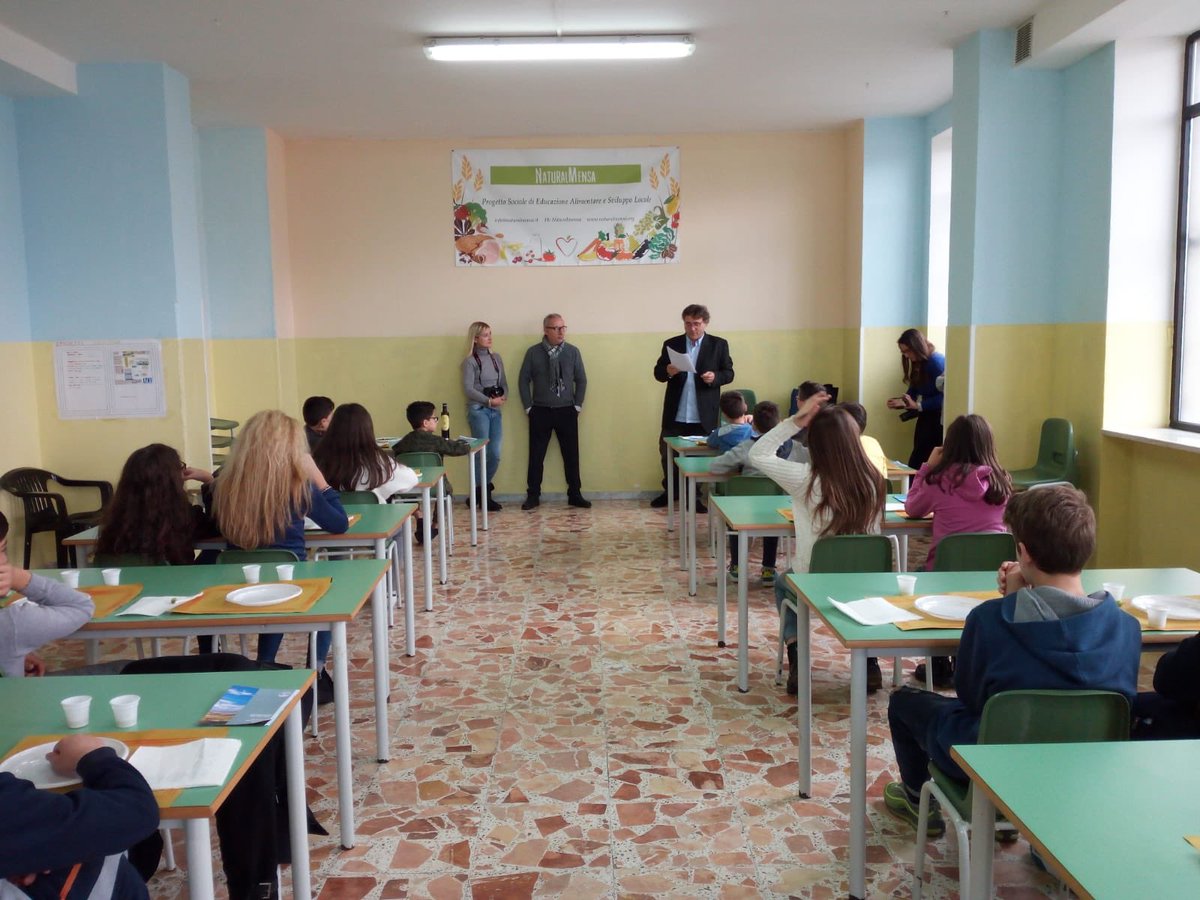 naturalmensa's tweet photo. 📌 #NaturalMensa presente al laboratorio promosso dal progetto "Le Radici", di cui siamo partner, incentrato sul tema dell'olio.
Grazie all’intervento del Dott. Matteo Robustella, i ragazzi hanno gustato l'olio in tutte le qualità ed apprezzato quello biologico, buono, sano. 👍🏼 https://t.co/TK6cOAgmxQ