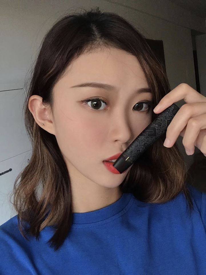 Beautiful girl and Akso pods😎😎

#hcigar #aksopodkit #akso #podsystem #pods #vapepics