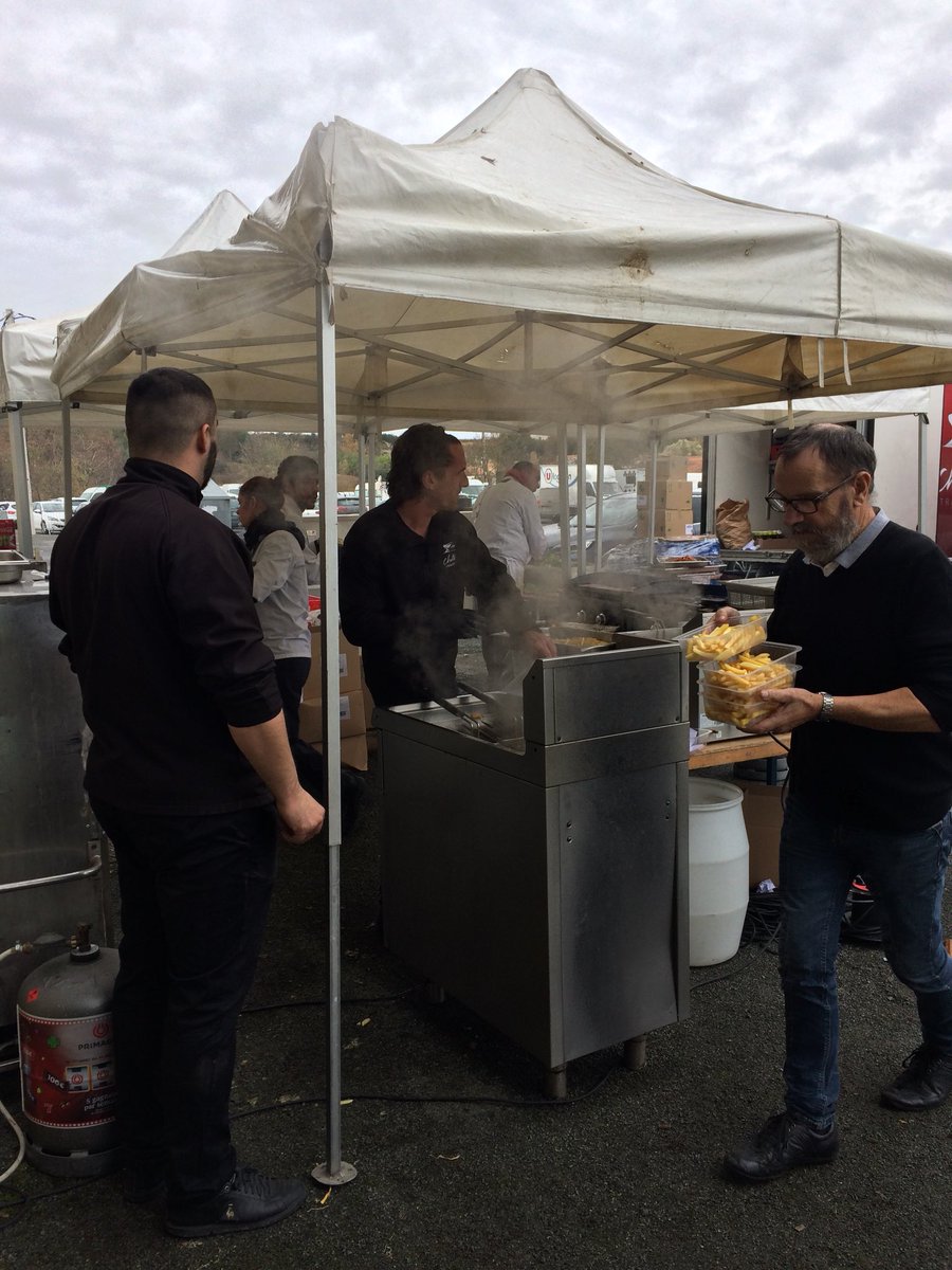 Caprinov's tweet photo. 🕛 Il est l’heure de déguster nos #CapriBurger🍔 au fond du hall 1 🍽
😉Clin d’œil à nos équipes en cuisine. #Caprinov2018 https://t.co/OL81uSF0VP
