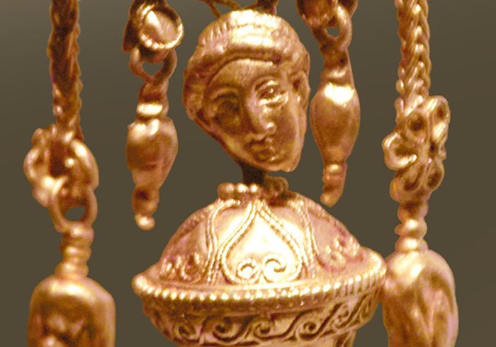 museoaidone1's tweet photo. E' ancora possibile trovare tra la ricca collezione di reperti del Museo regionale di Aidone, una parte degli ori Cesnola prestati dal Metropolitan Museum of Art di New York. Qui un dettaglio di un orecchino del III sec. a. C. https://t.co/zCNznXRYtD