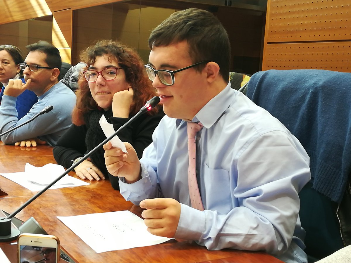 PlenaMadrid's tweet photo. Salimos de casa de nuestros padres para ir a residencias. Necesitamos más recursos y No tenemos apoyos para vivir de forma independiente. Queremos que nos puedan asignar la figura del asistente personal. Juan Utrera y Laura Soldado de #Aphisa en #Diputadosx1día https://t.co/gE91s8LTxy