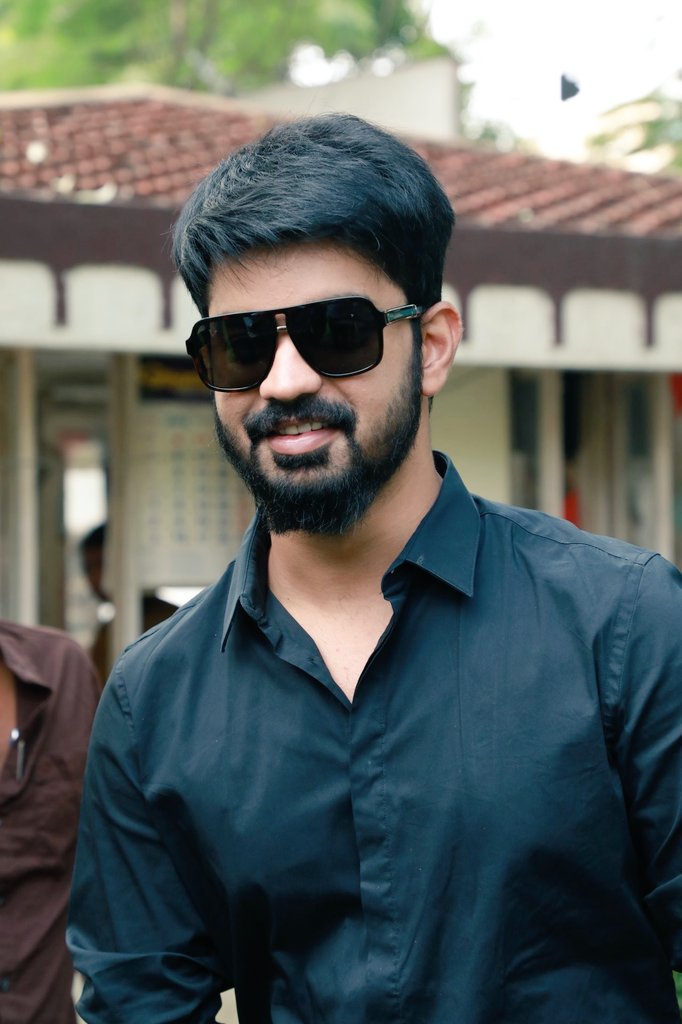 MahatArmy's tweet photo. Gorgeous 🦋❤️🌝👍💕👉 @MahatOfficial
#MahatYashikacombo
Mahat & yashika anand reunion after Bigg boss@BharathanPictutes #ProductionNo2
@mahatOfficial @iamyashikaanand @iamvenkat6
@mahiram20
#MagVen
#WeWantVRVTeaserTiming
#VRVTeaser
#STR
#ViswasamStormOnPongal https://t.co/d4NvSPvG4d