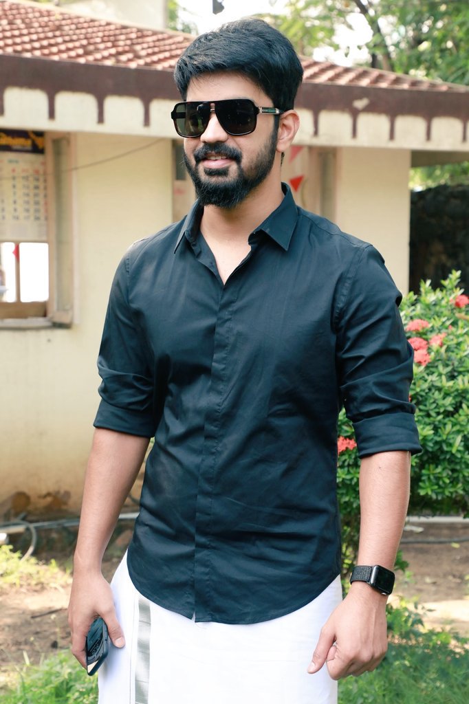 MahatArmy's tweet photo. Gorgeous 🦋❤️🌝👍💕👉 @MahatOfficial
#MahatYashikacombo
Mahat & yashika anand reunion after Bigg boss@BharathanPictutes #ProductionNo2
@mahatOfficial @iamyashikaanand @iamvenkat6
@mahiram20
#MagVen
#WeWantVRVTeaserTiming
#VRVTeaser
#STR
#ViswasamStormOnPongal https://t.co/d4NvSPvG4d