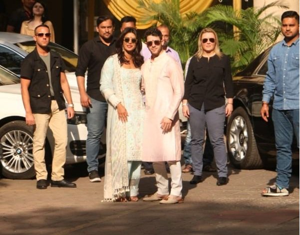 After The Puja, #PriyankaChopra And #NickJonas Pose In Front Of The Paparazzi
primefeed.in/after-the-puja…