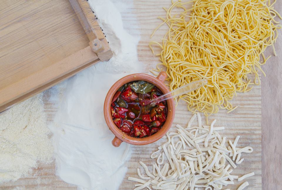 Es gibt nichts besseres als einen Teller Maccheroni alla Chitarra für das MittagessenSie werden mit einem speziellen Holzrahmen hergestellt,in den ähnlich einer Gitarre parallele Stahldrähte gespannt sind,durch die der ausgerollte Nudelteig gepresst wird #turismo #italyforfoodies