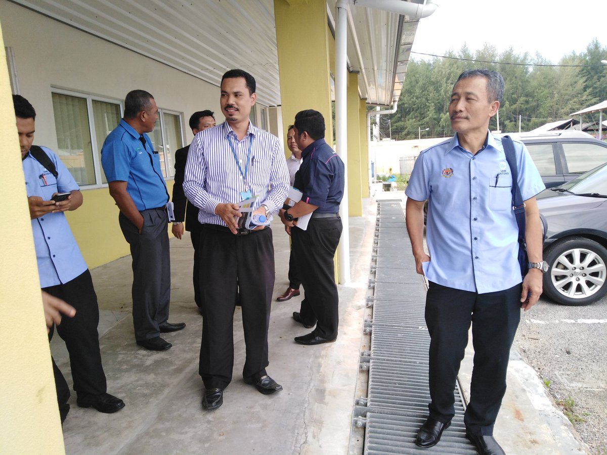 lkim_kelantan's tweet photo. Tak cukup dalam bilik mesyuarat, masih lagi berbincang diluar mesyuarat. Terima kasih TKPP LKIM ruangkan masa selamat 2hari di Kelantan.
@LKIMHQ @zarinalkim @moaMalaysia @PNKBACHOK @UntongKeri
#lkim #malaysia #lkimmy #viral #fishing #sea #seafood #OurFoodOurFuture #buduketereh https://t.co/LnT7JrhaBG