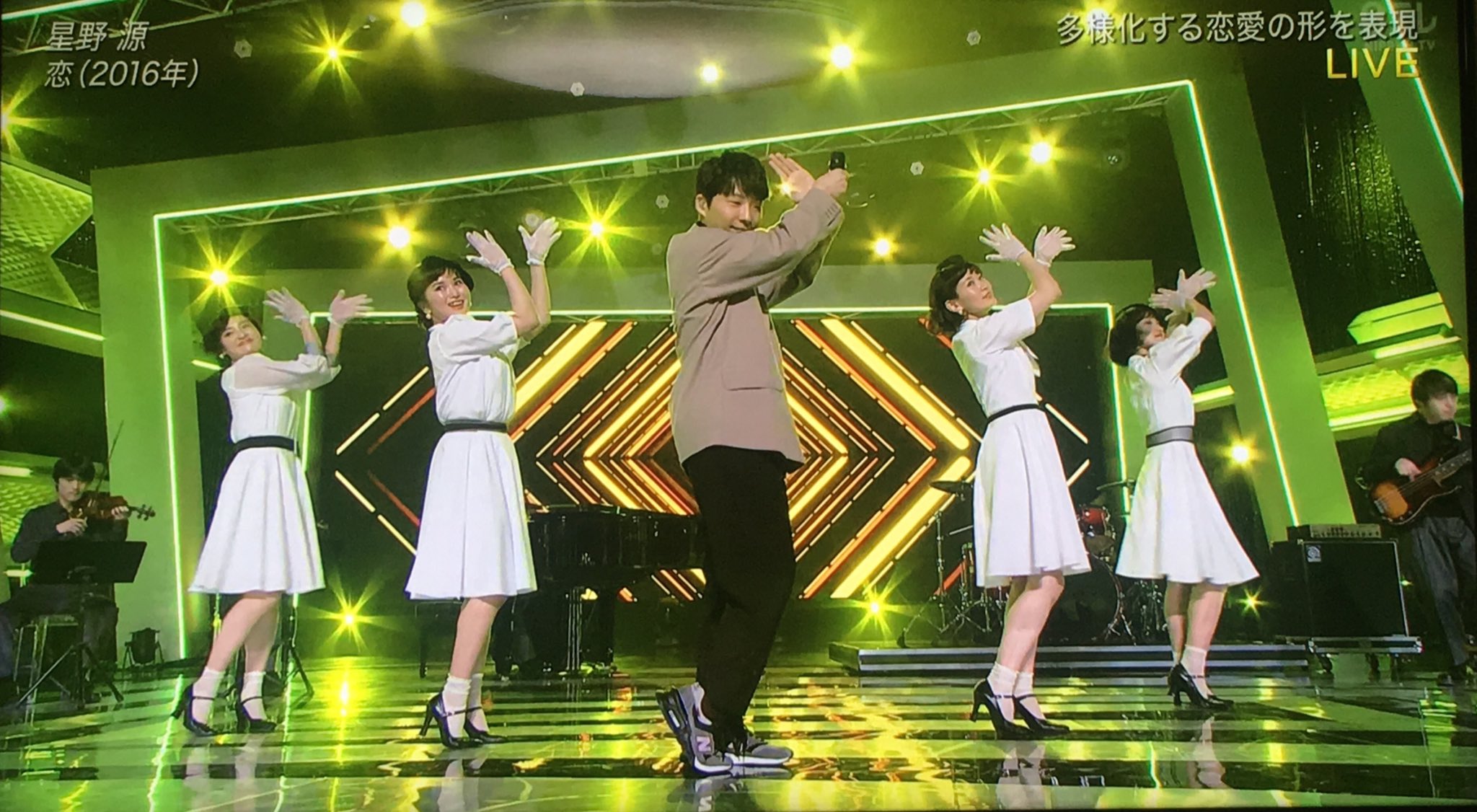 よみ よみち 最高 Elevenplayにかわいいって絡みにいってくれたかわいい スニーカー今日はnew Balance履いてるのかな コートも可愛かった 今夜はアイデアと恋と2曲も源さんおつかれさまでした 星野源 恋 ベストアーティスト18