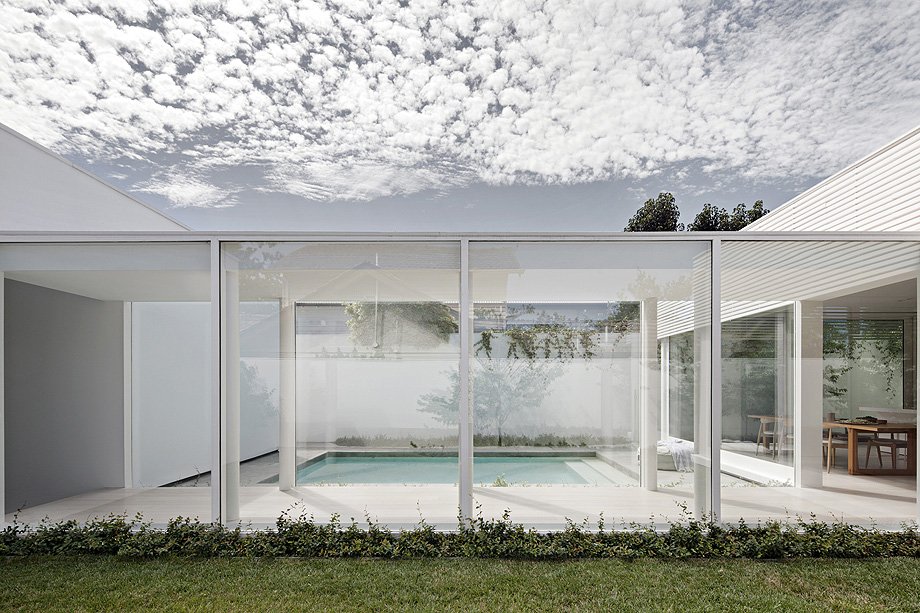 Jung_Iberica's tweet photo. Una casa volcada al jardín... Conoce las estrategias y desafíos que #Studiofour tuvo que afrontar en el diseño de esta vivienda en #Australia gracias a @Interior_es 👉 https://t.co/xZ3lkvRjZy #arquitectura https://t.co/mInG1x9hzI