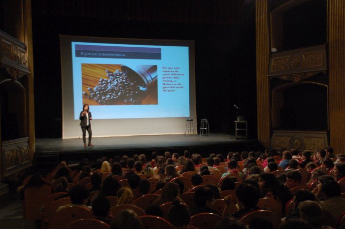 UDivulga's tweet photo. Coincidint amb la #sc18cat, la investigadora del BEM Malu Calle presenta el projecte de #bioinformàtica #educativa ‘Desxifrant l’enigma’ per a estudiants de Secundaria i Batxillerat del #Bages
https://t.co/t870uY61OI https://t.co/IQavXntoeP