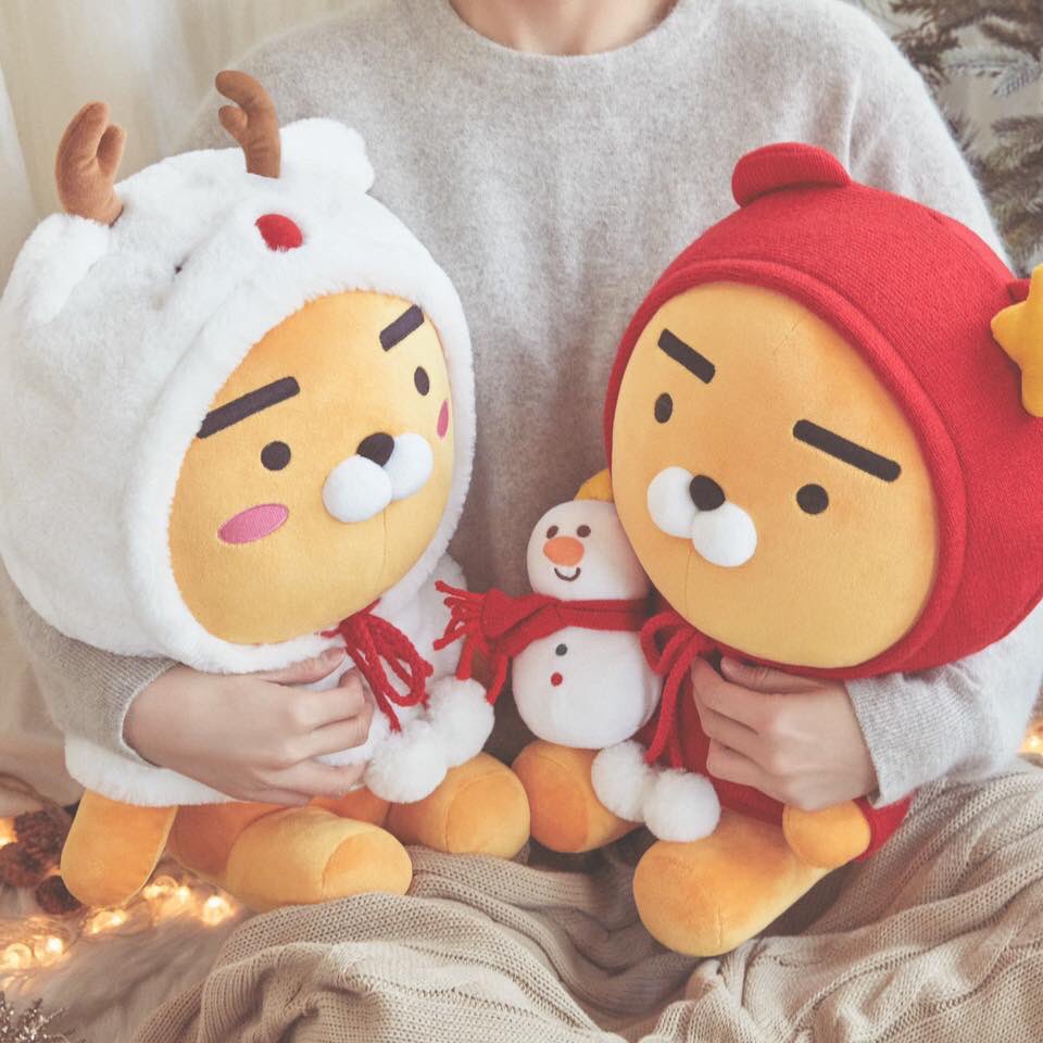 stitch_pololo's tweet photo. ตุ๊กตาคุณไรอันถือสโนว์แมน☃️ ⛄️กับคุณไรอันเป็นกวางรูดอล์ฟ 🎄🦌งืออออ น่ารักมากกก KAKAOFRIENDS ทำออกมาน่ารักตลอด ไปเสียเงินกันได้ที่ KAKAOFRIENDS STOREเลย ตัวละ55,000วอน https://t.co/VReBVL44fN