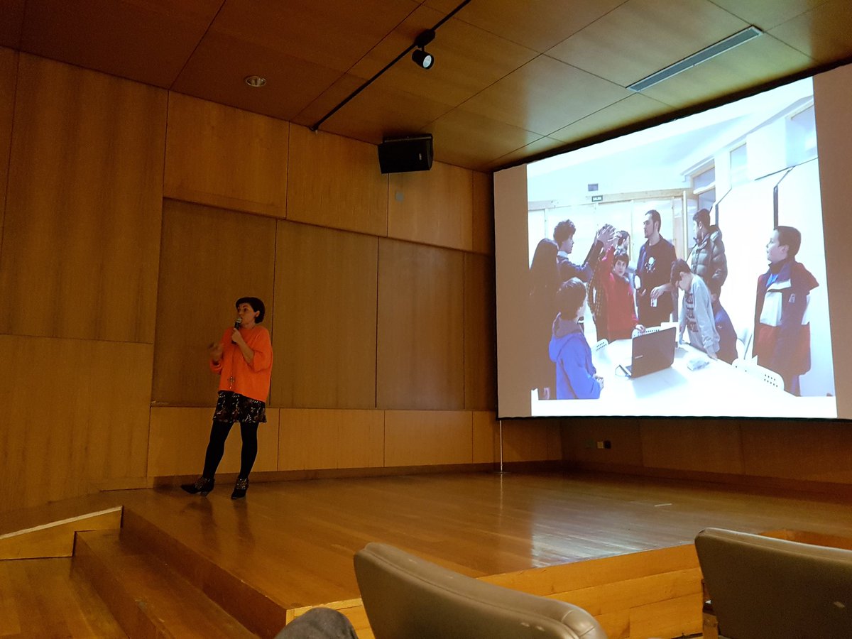 VermisLAB's tweet photo. A nosa xenial #maker Paz Picallo falando sobre a #diversidade e #inclusión na #semanaSTEM da Xunta de Galicia para 200 mestres de toda Galicia #STEM #Ciencia #makers https://t.co/rlqaZ9zn5Z