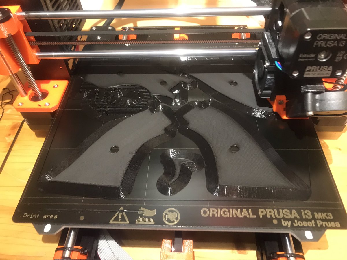 DerLachwitz's tweet photo. Hey Siri! Kombiniere 3D-Drucker mit Holzhandwerker!
Okay... als nächstes dann den Korpus verfeinern...
#helloryker #malcolm #cosplay https://t.co/vkdBEvmz5b