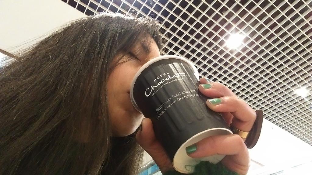 SheenEatsPost's tweet photo. My moment of @HotelChocolat bliss (hazelnut drinking chocolate, if you're asking) and the 3 selfie journey to get there.. #hotelchocolat #nostrilshotsarenevergood https://t.co/C5Ow7UJfCN