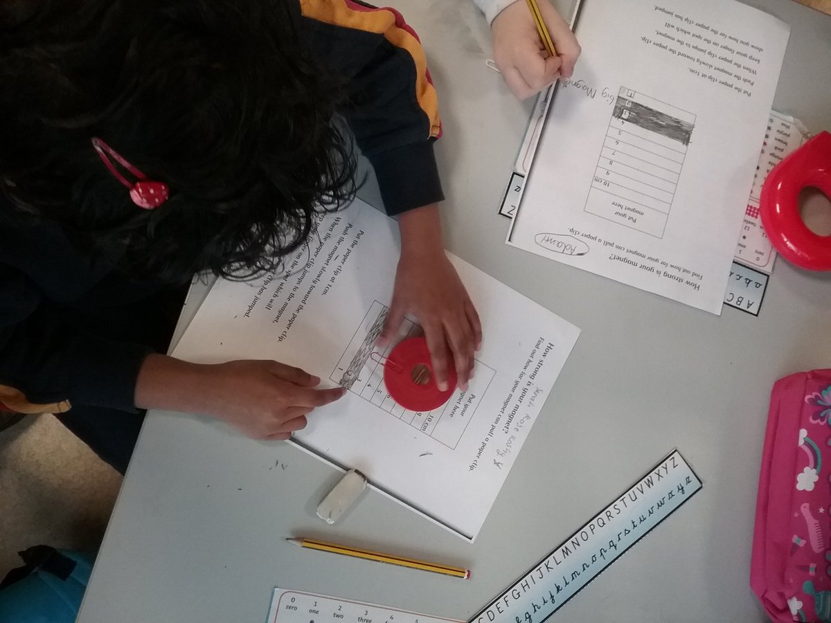Teach_Mitchell's tweet photo. For science week we learned about forces. We did an experiment investigating the strength of magnets by attracting paper clips to them. We discovered that the smaller ones were stronger. #forces #scienceweek2018 #magnets https://t.co/jivkf1AkCa