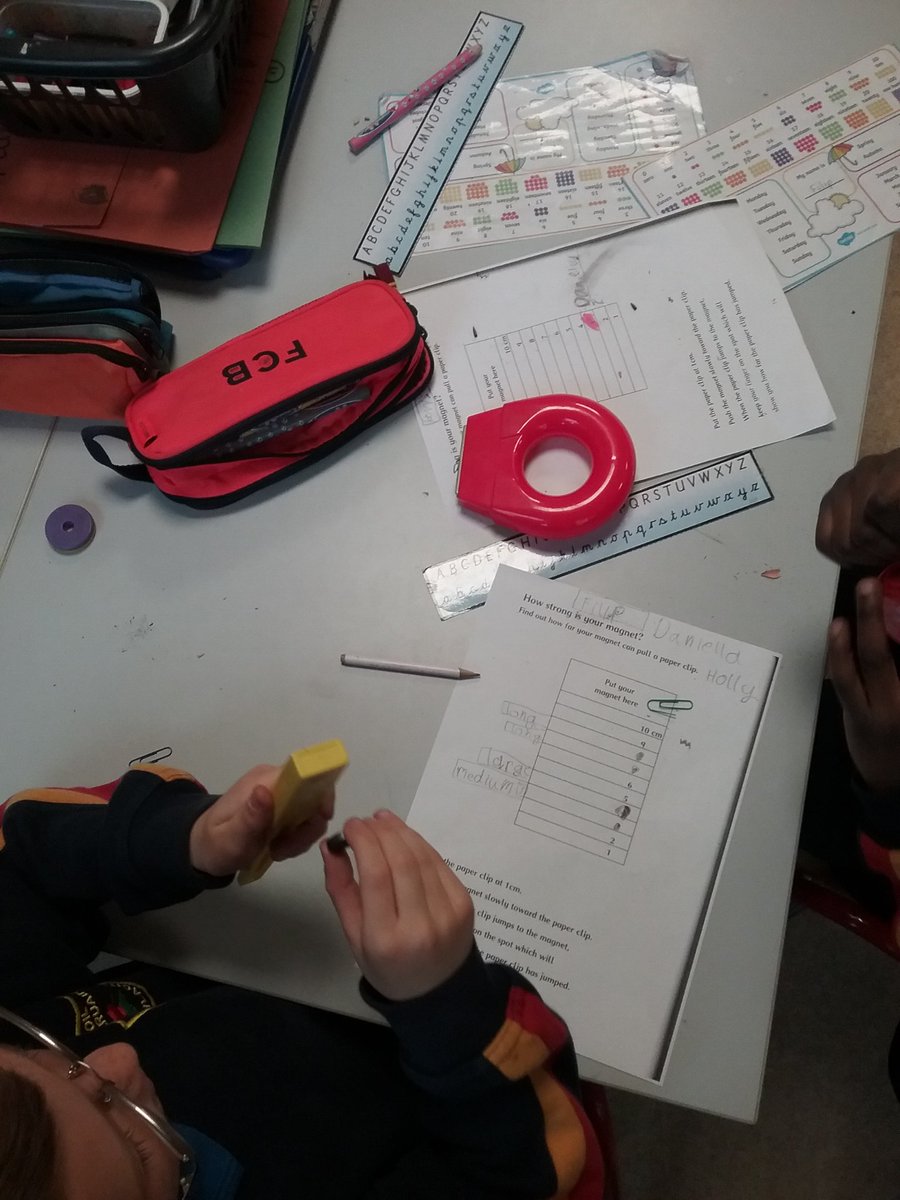 Teach_Mitchell's tweet photo. For science week we learned about forces. We did an experiment investigating the strength of magnets by attracting paper clips to them. We discovered that the smaller ones were stronger. #forces #scienceweek2018 #magnets https://t.co/jivkf1AkCa