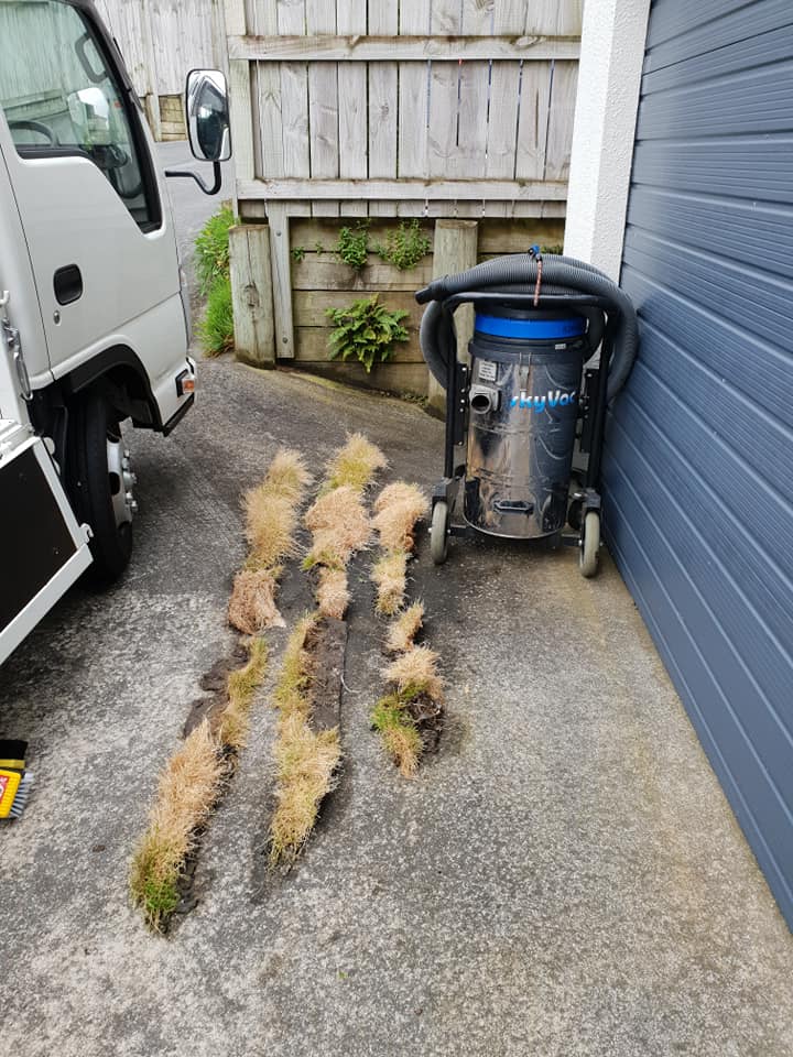 spinaclean's tweet photo. Showing us all just how efficient and powerfully strong our #SkyVac Industrial really is, take a look at this great shot of some turf pulled from Dentice Property Services, all the way over in #NewZealand!

#guttercleaning #maintenance #guttervac #gutters https://t.co/tTB6gNPabK