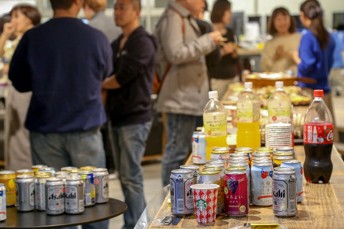 GoodpatchTokyo's tweet photo. Design Lead Meetup、懇親会も大盛況です！お料理には #Newspatch 仕様のフラッグが立てられています🚩会場にはノンデザイン学部出身、デザイン学部出身のデザイナーがそれぞれ半分ずつ程度の割合でいらっしゃいました。今は同じデザイナー同士、様々なナレッジシェアで盛り上がっています🍺 https://t.co/HbqSDXleFX
