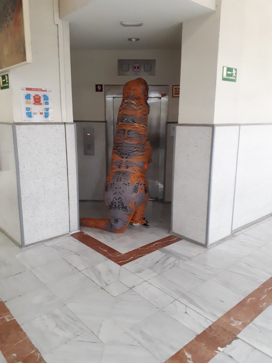 ¡Atención! Se ha incorporado a nuestra comunidad académica un nuevo y extraño miembro. Estamos deseando saber más de él/ella ¿Se sienta contigo en clase? ¿Te has cruzado con él en el bicicletero? ¿Sabes si se le da bien la asignatura de comunicaciones digitales? 😱