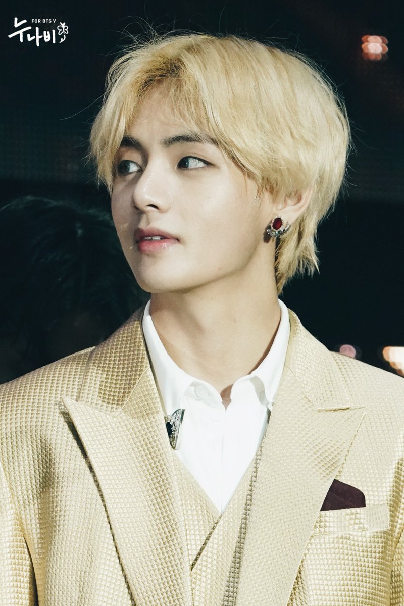 Polmol11's tweet photo. WHY ARE THE SO BEAUTIFUL, I WON'T STOP SAYING THAT 😍💜
#BTS @BTS_twt #AAA2018 #BTSatAAA #taehyung #JIMIN https://t.co/VOUYZ5FlHi