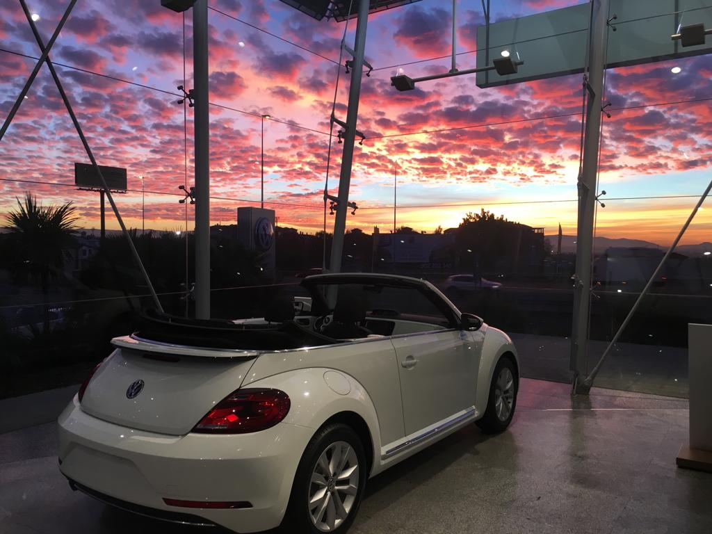 VWGilauto's tweet photo. Hoy la experiencia de comprar un #Volkswagen ha sido más bonita de lo habitual. Os dejamos con una imagen del espectacular atardecer en nuestras instalaciones. ¡Buenas noches! #Gilauto #Granada #vw #vwbeetle #volkswagenbeetle https://t.co/64bxaiHBZX