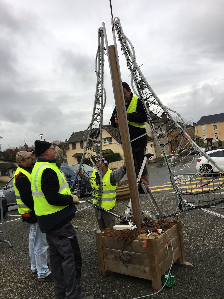 ComitefetesSMDL's tweet photo. Ce matin, montage des décorations de Noël dans notre commune @locquenay ! 🌲 #ComiteSMDL #Noël 🎅🏻 #Sarthe https://t.co/MPHUPuJkEP