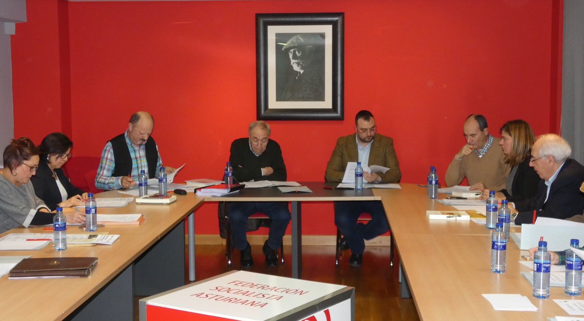 <a href="/AdrianBarbon/">🌹 Adrián Barbón 💙💛</a> asiste a la reunión del patronato de la Fundación José Barreiro, en la que, cumpliendo los estatutos, se incorporan exsecretarios generales de la <a href="/FSA_PSOE/">FSA-PSOE</a> y expresidentes del Principado y la Junta. Han acudido <a href="/TiniAreces2016/">Tini Areces</a>, Jesús Sanjurjo y María Jesús Álvarez