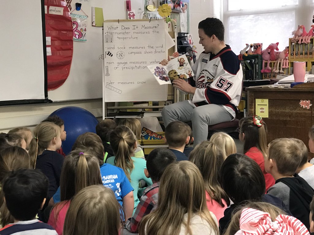 SpiritHockey's tweet photo. Back to School with @damiengiroux20 and @Reags_o_steel at McAlear Sawden Elementary 📚✏️
#SpiritInTheCommunity https://t.co/4HIlHFsmmo