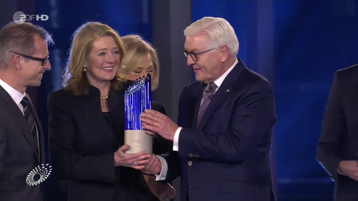 vfapharma's tweet photo. Herzlichen Glückwunsch @AiCuris zum Deutschen #Zukunftspreis! #Bundespräsident #Steinmeier ehrte das Team für ein #Medikament gegen gefährliche Viren. Starkes Signal für #Innovation &amp; #PharmaForschung aus Deutschland. @MSD_Deutschland Mehr unter: https://t.co/gpulpTkNNC https://t.co/PXWVg9b5Hz