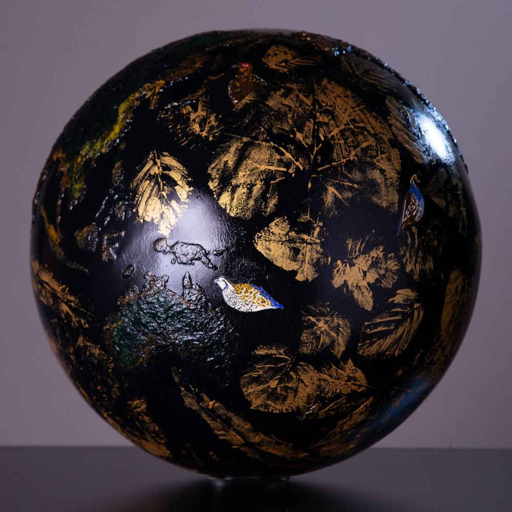 1 HOUR LEFT until the end of the auction! Don't miss this great opportunity to own unique one of a kind artwork while supporting an amazing cause! 

#40 Nothing Gold Can Stay - by Marianne O'Dwyer
galabid.com/auction/globes…
 #GOALWhatonEarth <a href="/goal_global/">GOAL Global</a> 
#globalgoals