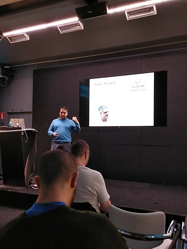 josemo87's tweet image. En la charla de #phpMad sobre #hellorealworld