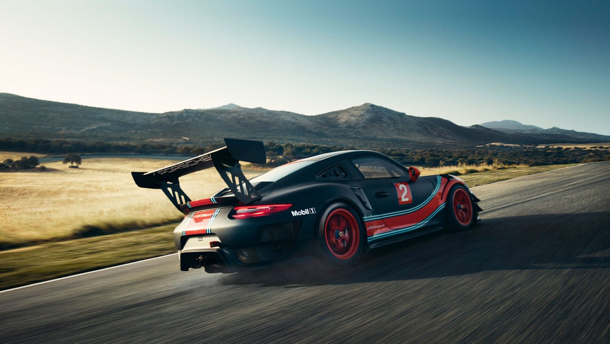 911andCo's tweet photo. 🏁😍 PORSCHE 911 GT2 RS CLUBSPORT : TOUTES LES INFOS 😍🏁 !!!
700ch pour 1380kg... soit un rapport poids-puissance de 1,98kg/ch 🏁
🏁 Une édition limitée à 200 exemplaires et exclusivement destinée au circuit 🏁 
@Porsche @porschefrance 
https://t.co/Apgjafn3Az https://t.co/9wVjAGwSvY
