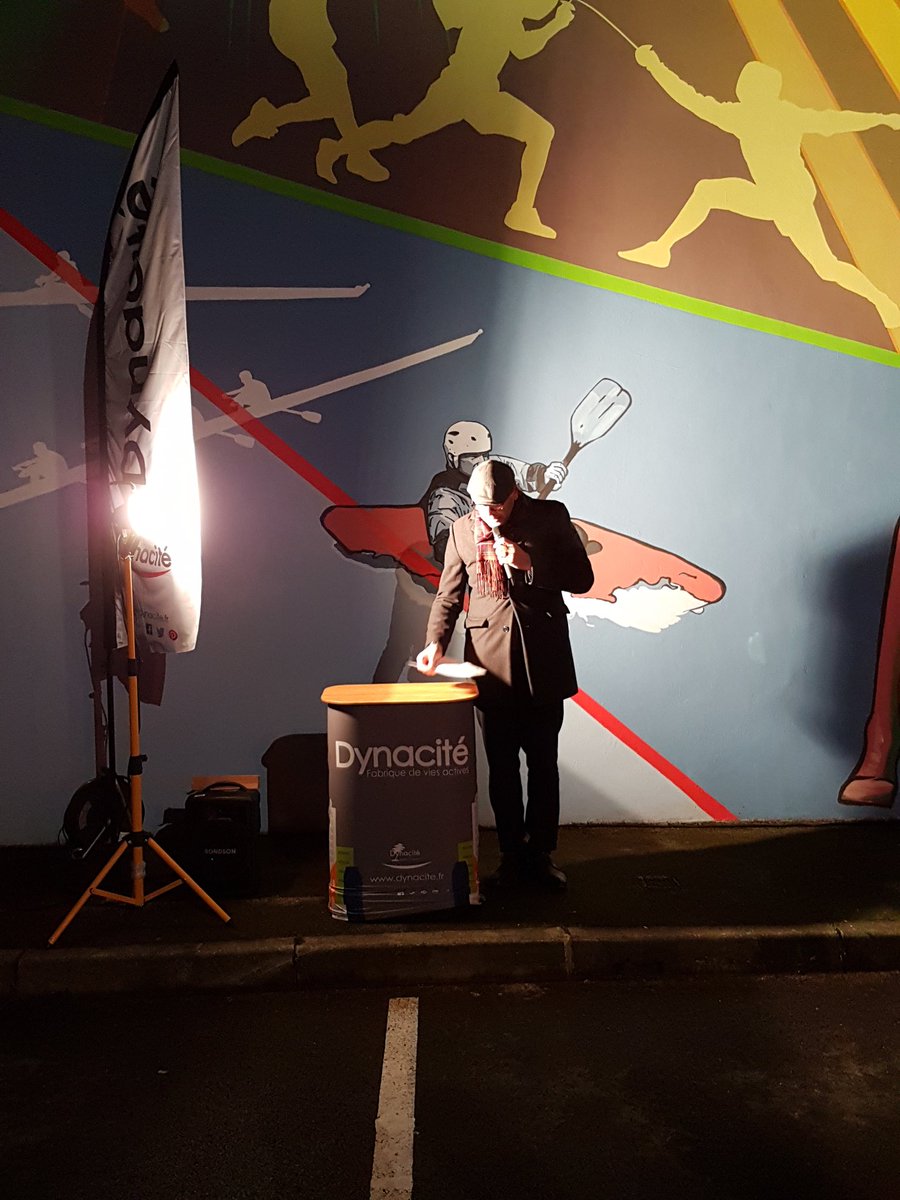 NathalieCaron9's tweet photo. La plaque de la #fresque murale @CCdesignUrbain été dévoilée par @MGomezDynacite, #MichelPerraud @BanqueDesTerr @Caisse_Epargne @EDFofficiel #Iserba et les habitants d'#Oyonnax https://t.co/NVMCsIdkcW