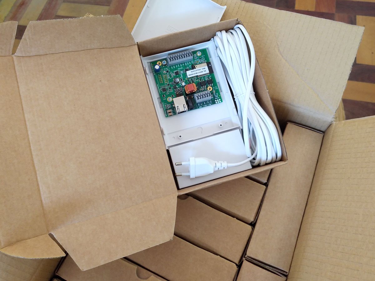 homeit_pt's tweet photo. They're here! We've just received the first batch of our Homeit 2.0 boxes. And we think the tech inside looks pretty darn good. For more info or to support us in our current Seedrs round, go to https://t.co/qEAGFyS2do  
#smartaccess #proptech #startup #investments #crowdfunding https://t.co/GUwen9dtI1