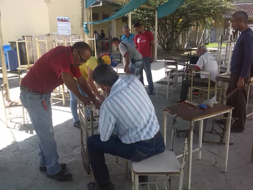 NotiEducate's tweet photo. 🛠️👥| Plan Nacional de Recuperación de las mesas sillas/pupitres  llega al municipio #Unda, aqui los participantes ponen en practica el "aprender haciendo" en esfuerzo conjunto logramos reparar 99 mesas sillas, gracias Alcalde #IncesRecuperaMiEscuela @MPPEDUCACION @psuvaristobulo https://t.co/qHc6bZ32pE