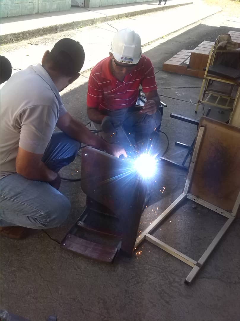 NotiEducate's tweet photo. 🛠️👥| Plan Nacional de Recuperación de las mesas sillas/pupitres  llega al municipio #Unda, aqui los participantes ponen en practica el "aprender haciendo" en esfuerzo conjunto logramos reparar 99 mesas sillas, gracias Alcalde #IncesRecuperaMiEscuela @MPPEDUCACION @psuvaristobulo https://t.co/qHc6bZ32pE