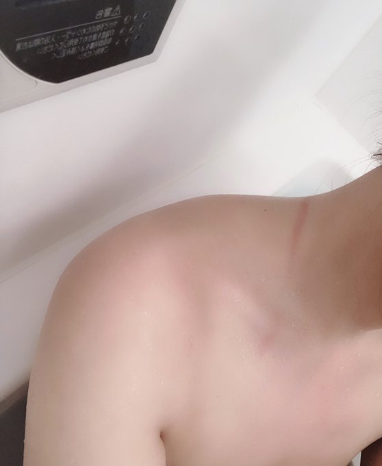 おわかりいただけるだろうか？ 水着の紐の跡。数時間は消えませんw https://t.co/giGNQkhPug<a href="/tag/%E6%84%9B%E7%8A%AC%E3%81%AE%E6%97%A5"class="tags"><span>#愛犬の日</span></a>