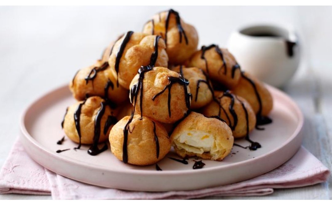 SembangTurki's tweet photo. 3) Profiterol

Kalau kita ada curry puff, orang turki ada cream puff. Puff yang lembut di dalamnya ada cream yang berlemak. 

Cream puff ni mereka akan letak coklat, kadangkala aiskrim sebagai topping.

Ni one of top dessert yang abam suka..🤤🤤🤤

#manisanturki
#sembangturki https://t.co/xvFXvR0wMR