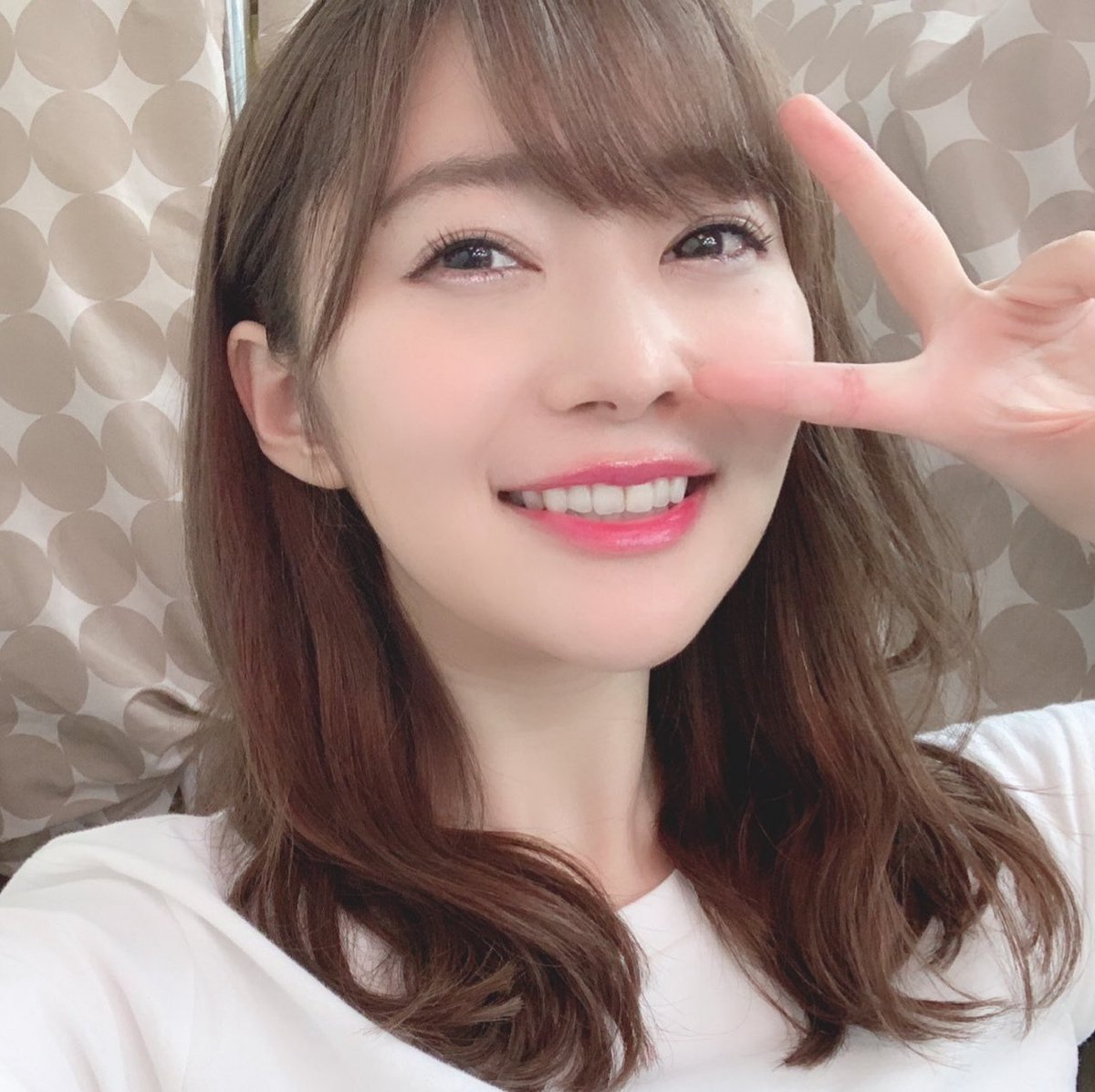 usakousako__'s tweet photo. 指原さん本当に綺麗になったよなぁ。口元👄の清潔感大事ね。
この口周りの変化って���歯列矯正以外は表情筋意識して鍛えるしか無いのかなぁ🤔
私どう頑張っても口角ぎゅいーんってあがらないんだよね。最大限あげた笑顔は頬骨の肉？モリッとして好きになれない。 https://t.co/bfxHLh6prN