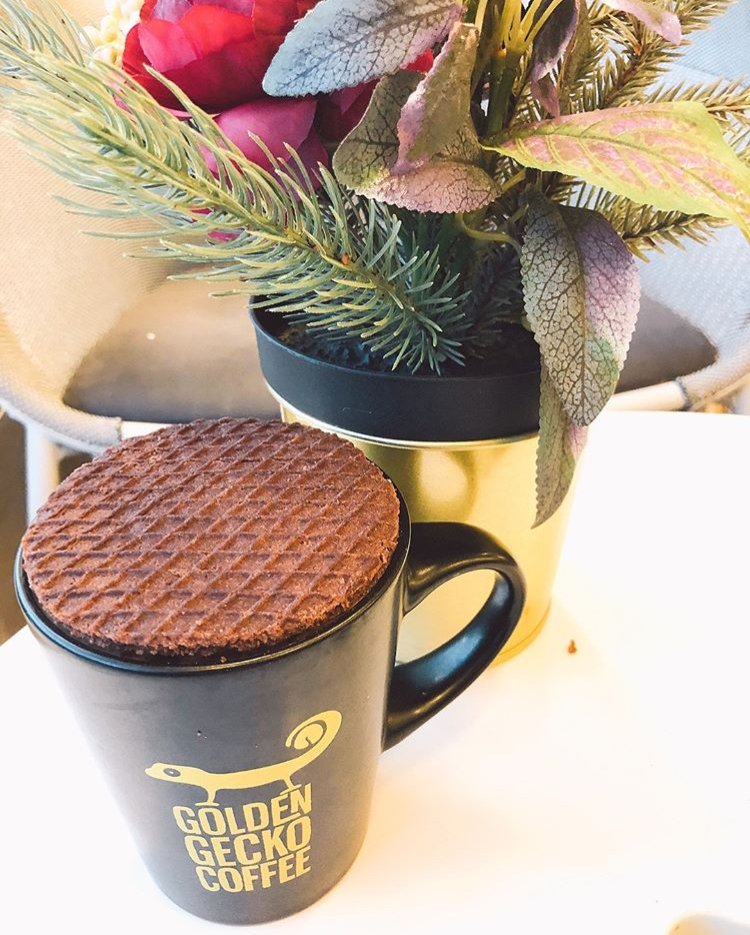 RipVanSnacks's tweet photo. It’s time to put a lid on your #coffee ... and the best way to do it is with a #wafel😁. #ripvan #ripvanwafels #stroopwafel #cafe #stroopin #yum #snack https://t.co/BS8M06AdSo