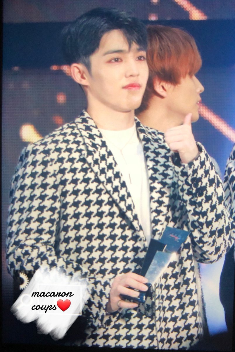 scoupsnet's tweet photo. 181128 AAA
오랜만이야 승철아

#에스쿱스 #최승철 #SCOUPS @pledis_17 #세븐틴 #마카롱쿱뜨 https://t.co/3JeKoaQnfh